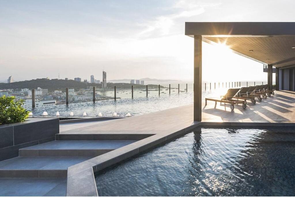 The Base Condo Center Of Pattaya Rooftop Swimming Pool Bagian luar foto