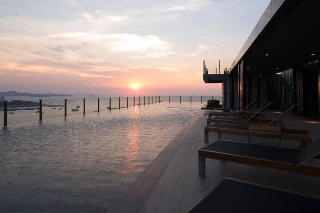 The Base Condo Center Of Pattaya Rooftop Swimming Pool Bagian luar foto