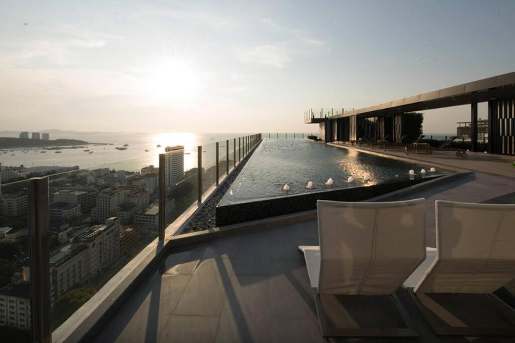 The Base Condo Center Of Pattaya Rooftop Swimming Pool Bagian luar foto